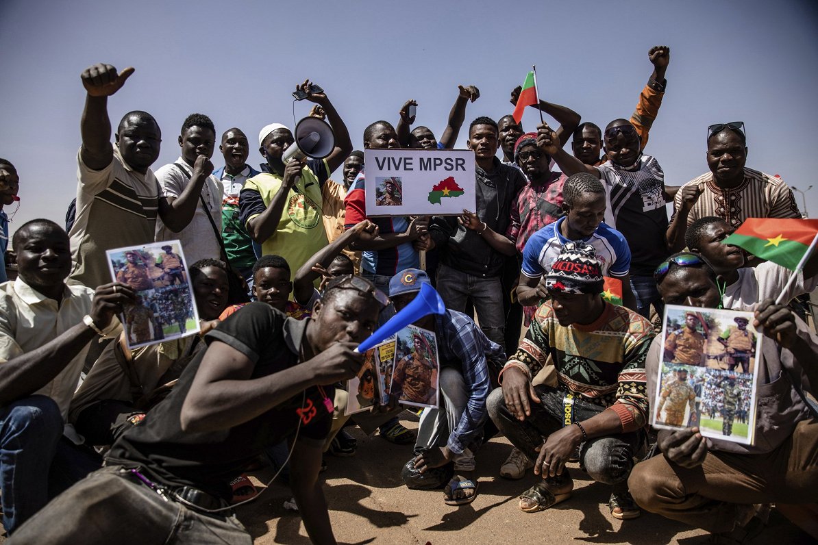 Burkinafaso notikušā valsts apvērsuma atbalstītāji izgājuši ielās, lai paustu atbalstu armijai
