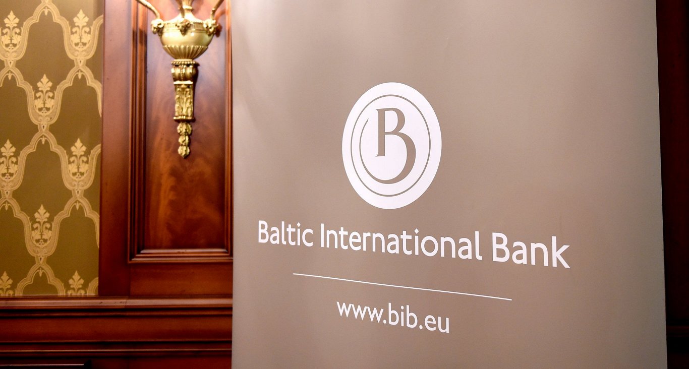 Bankas &quot;Baltic International Bank&quot; uzraksts.