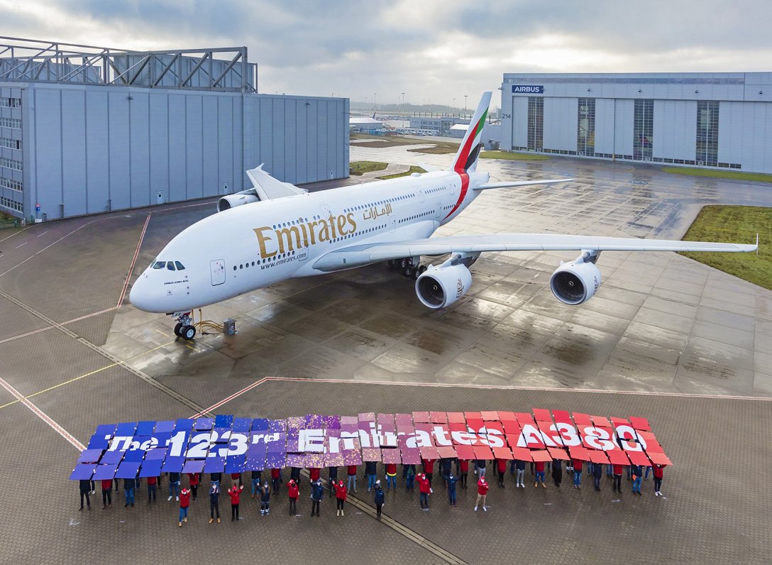 Lidsabiedrības “Emirates”  lidmašīna “Airbus” A380.