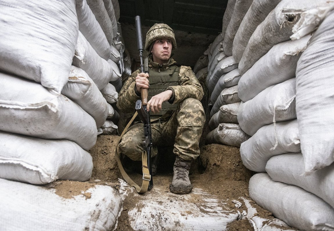 Ukrainas armijas karavīrs ierakumos pie Mariupoles pilsētas