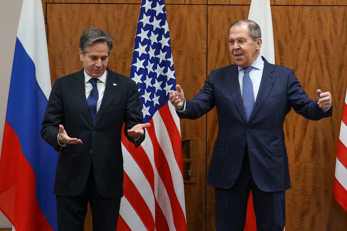 ASV valsts sekretārs Entonijs Blinkens (no kreisās) un Krievijas ārlietu ministrs Sergejs Lavrovs ti...