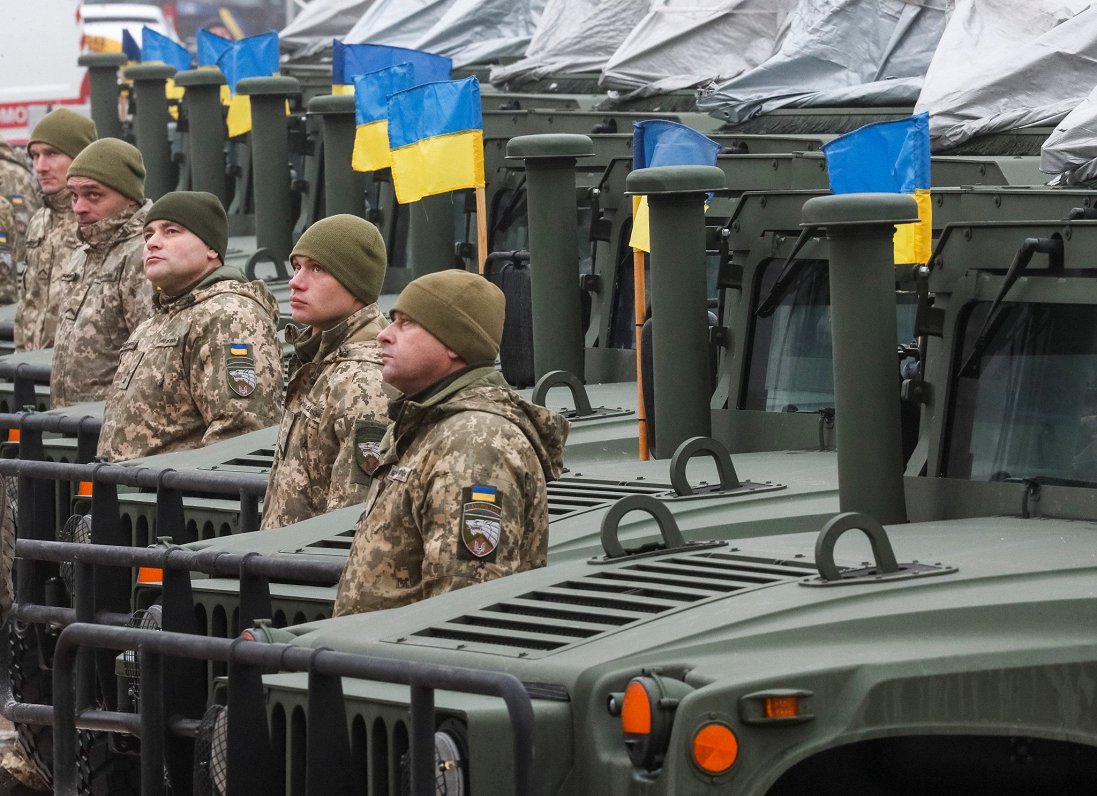 Ukrainas karavīri pie bruņumašīnām.