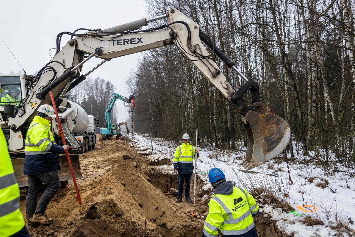 Polija gar Baltkrievijas robežu sākusi būvēt vairāk nekā piecus metrus augstu žogu