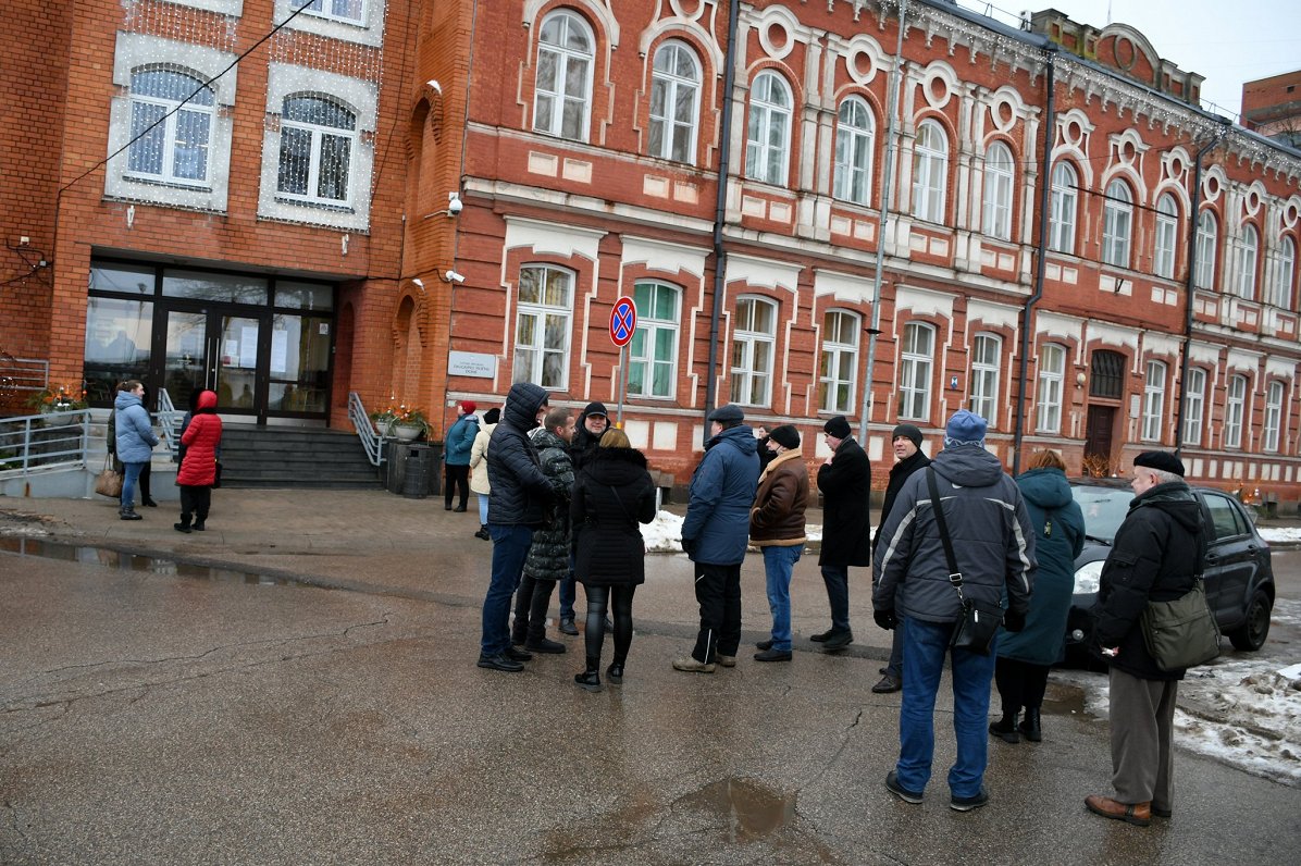 Pikets pie Daugavpils pilsētas domes ēkas, kur notiek sēde, kurā lemj par skolu tīkla reorganizāciju...