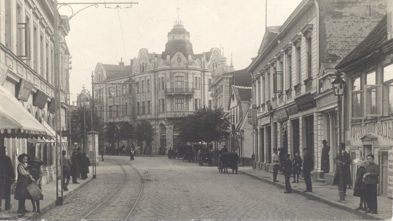 Извозчики возле кондитерской Боница на Зерновой (Грауду) 42, начало XX века.
