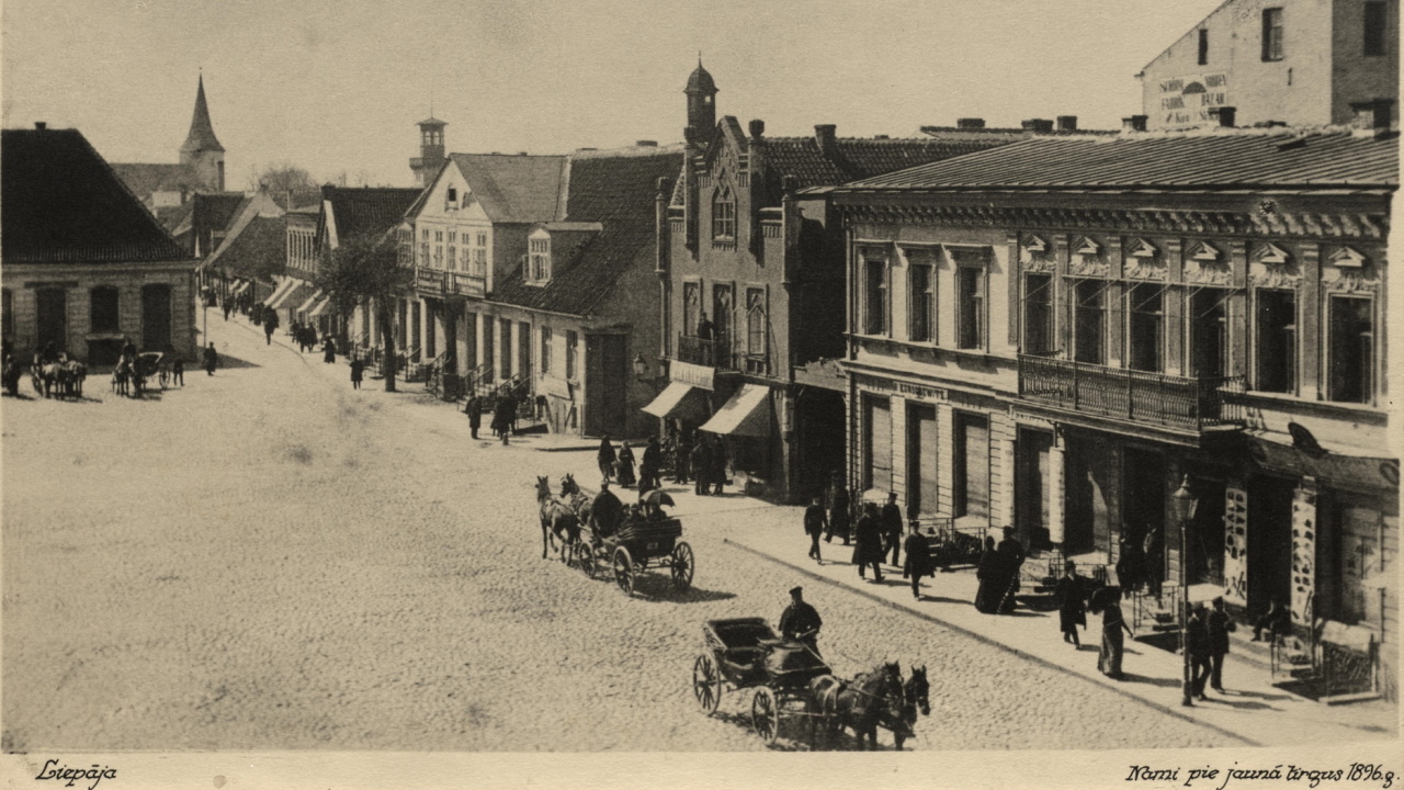 Извозчики в центре Либавы на площади Нового рынка (Рожу лаукумс), 1896 год.