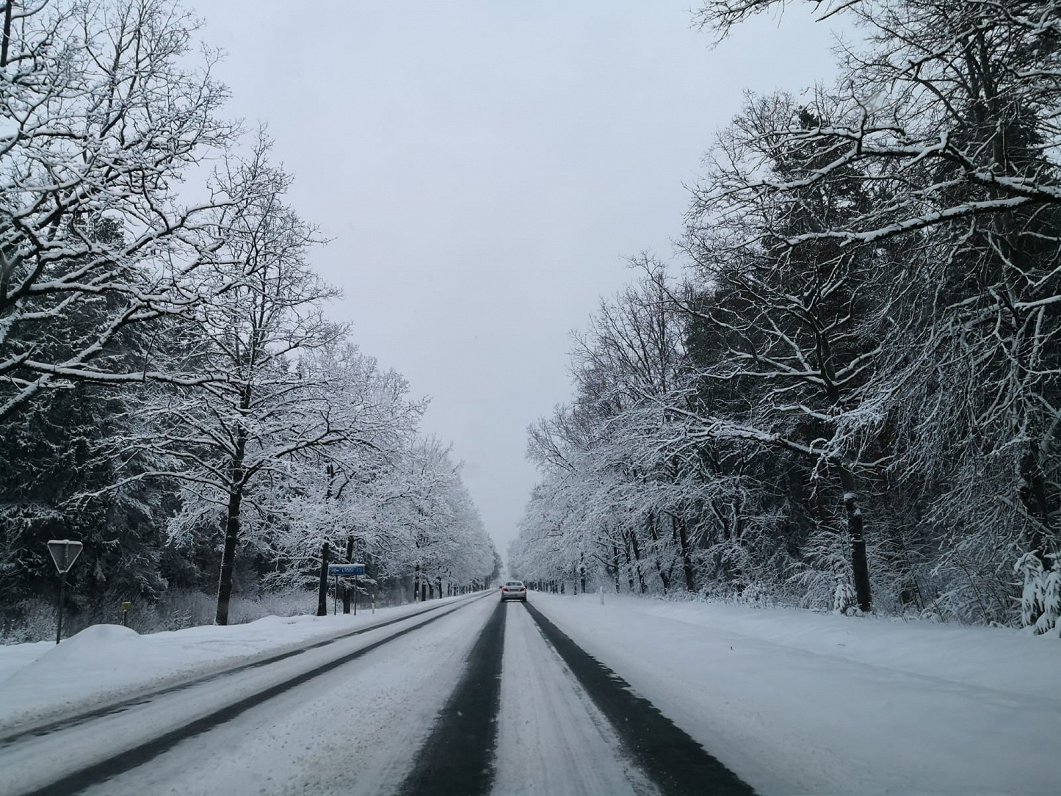 Autoceļš ziemās braukšanas apstākļos.
