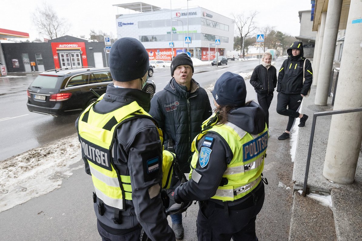Tallinā policijas patruļa pārbauda Covid-19 ierobežojumu ievērošanu