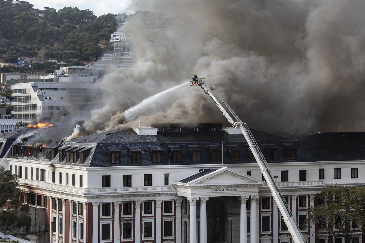 Aizdegusies Dienvidāfrikas parlamenta ēka (03.01.2022)