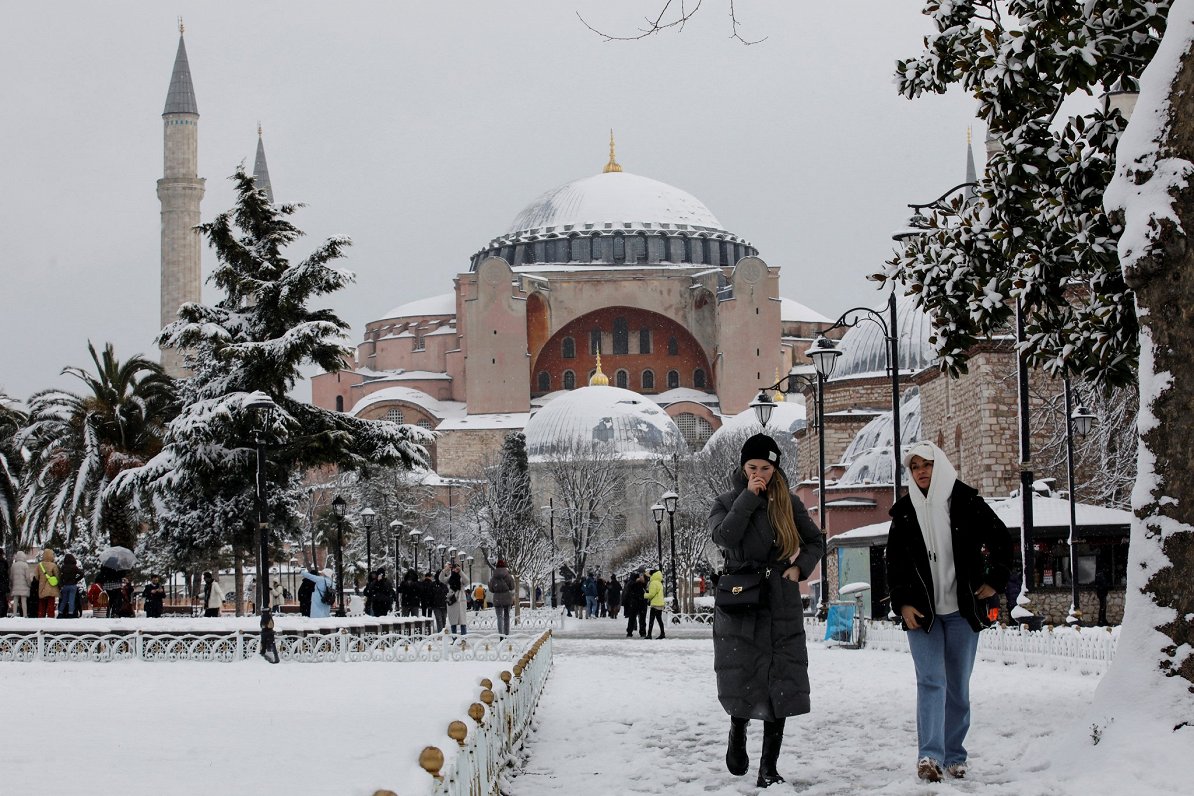 Turcijas lielpilsētā Stambulā uzsnidzis sniegs