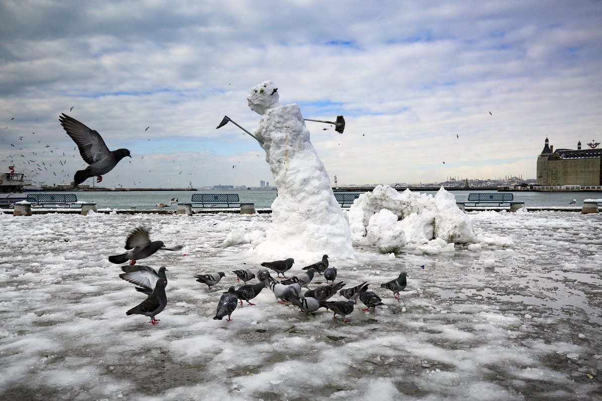 Stambulas iedzīvotājiem bijusi reta iespēja uzcelt sniegavīru