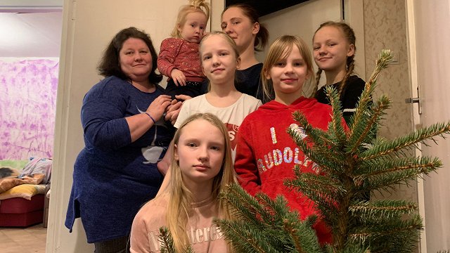Piecu bērnu ģimene priecājas par labdaru sarūpētajām dāvanām svētkos