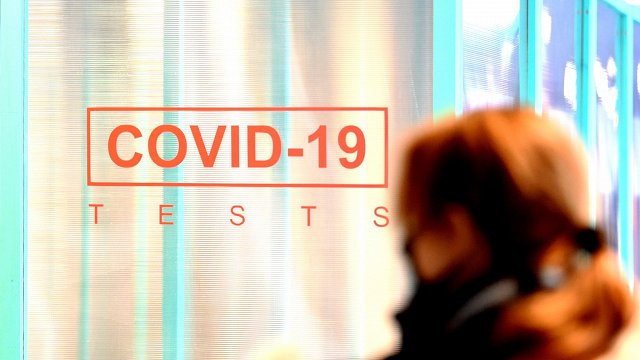 SPKC: Covid-19 Latvijā izplatās strauji; pacientu skaita kāpums slimnīcās nav liels