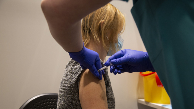 Aptauja: Ikgadēju vakcinēšanos pret Covid-19 atbalstītu 40% aptaujāto Latvijas iedzīvotāju