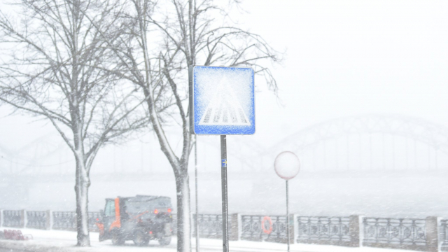 Piektdien daudzviet Latvijā snigs un spēcīgi putinās