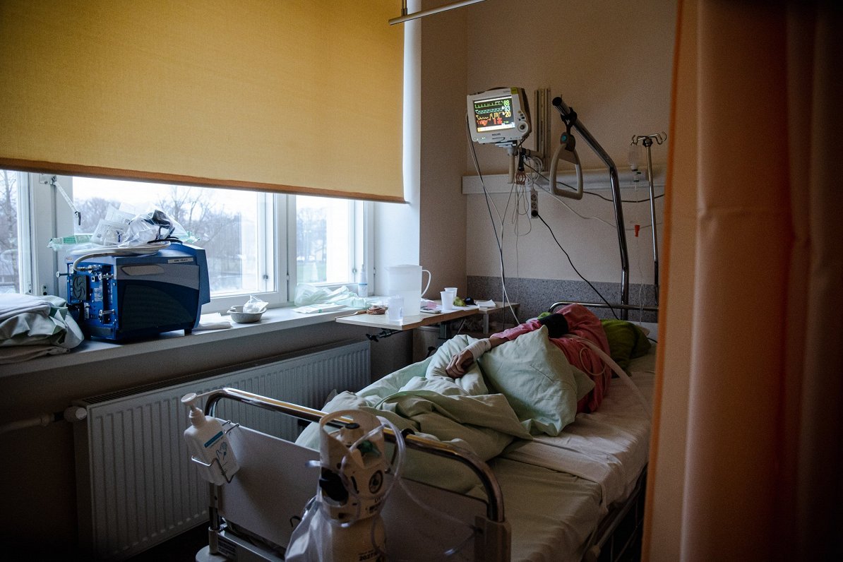 Pacients slimnīcas gultā