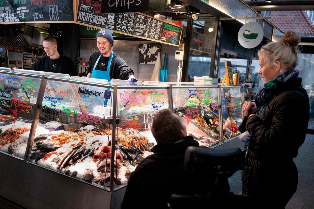 Pēc ierobežojumu atcelšanas pircēji iepērkas Kopenhāgenas zivju tirgū