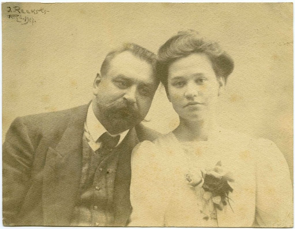 J. Rieksta foto, kur redzama Mērija Grosvalde un Jānis Grīnbergs pēc saderināšanās 1907. gadā