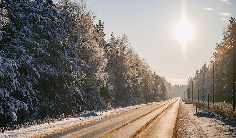 Latvijas autoceļš ziemā