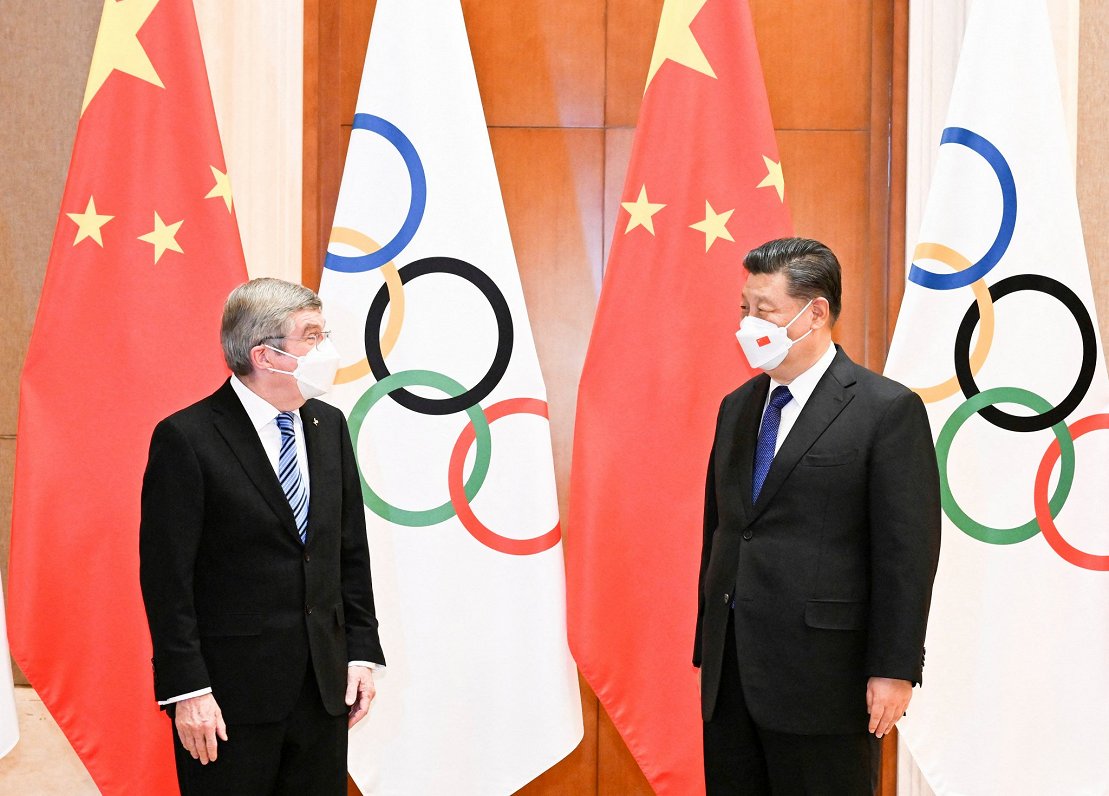 Starptautiskās olimpiskās komitejas prezidents Tomass Bahs (no kreisās) un Ķīnas prezidents Sji Dzji...