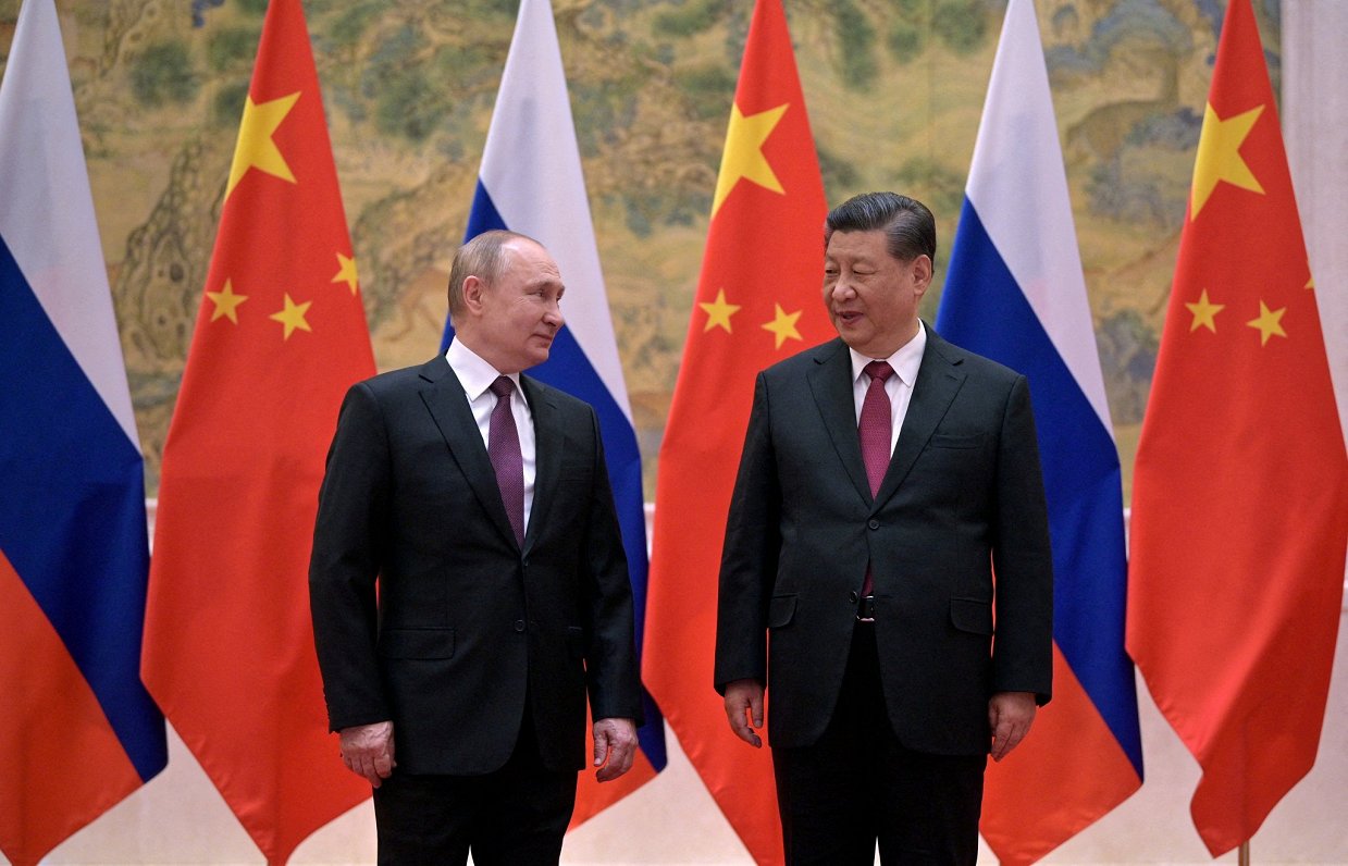 Krievijas prezidents Vladimirs Putins (no kreisās) un Ķīnas prezidents Sji Dzjiņpins