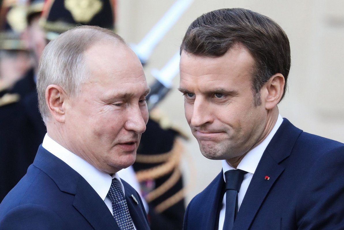 Francijas prezidents Emanuels Makrons (no labās) un Krievijas līderis Vladimirs Putins tikšanās laik...