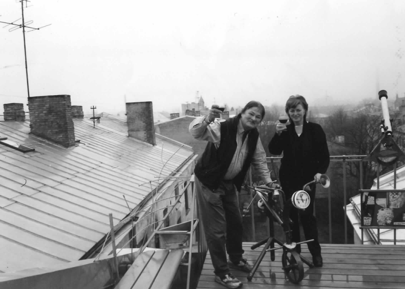 Andris Kārkliņš ar kundzi Raimondu uz Anša Epnera darbnīcas jumta Rīgā, Miera ielā
