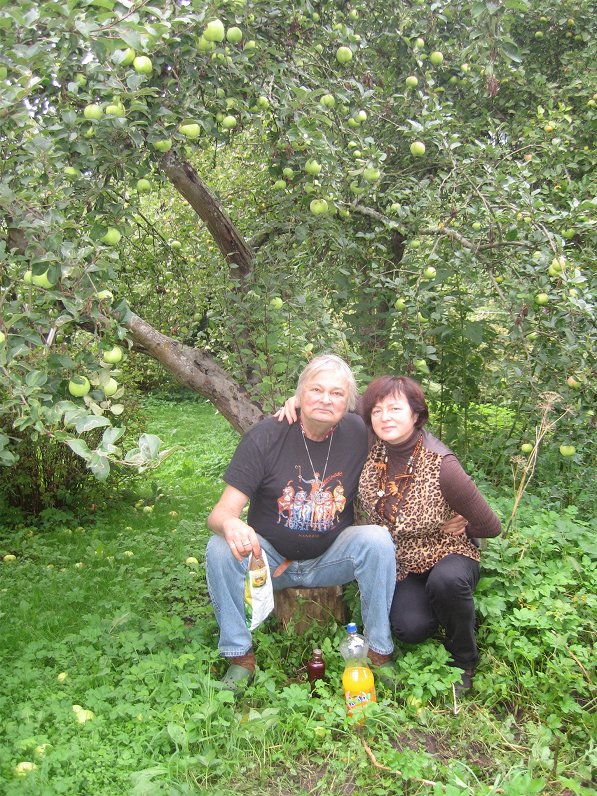 Andris Kārkliņš ar dzīvesbiedri Raimondu Kaltenē, ģimenes vasaras mājas dārzā