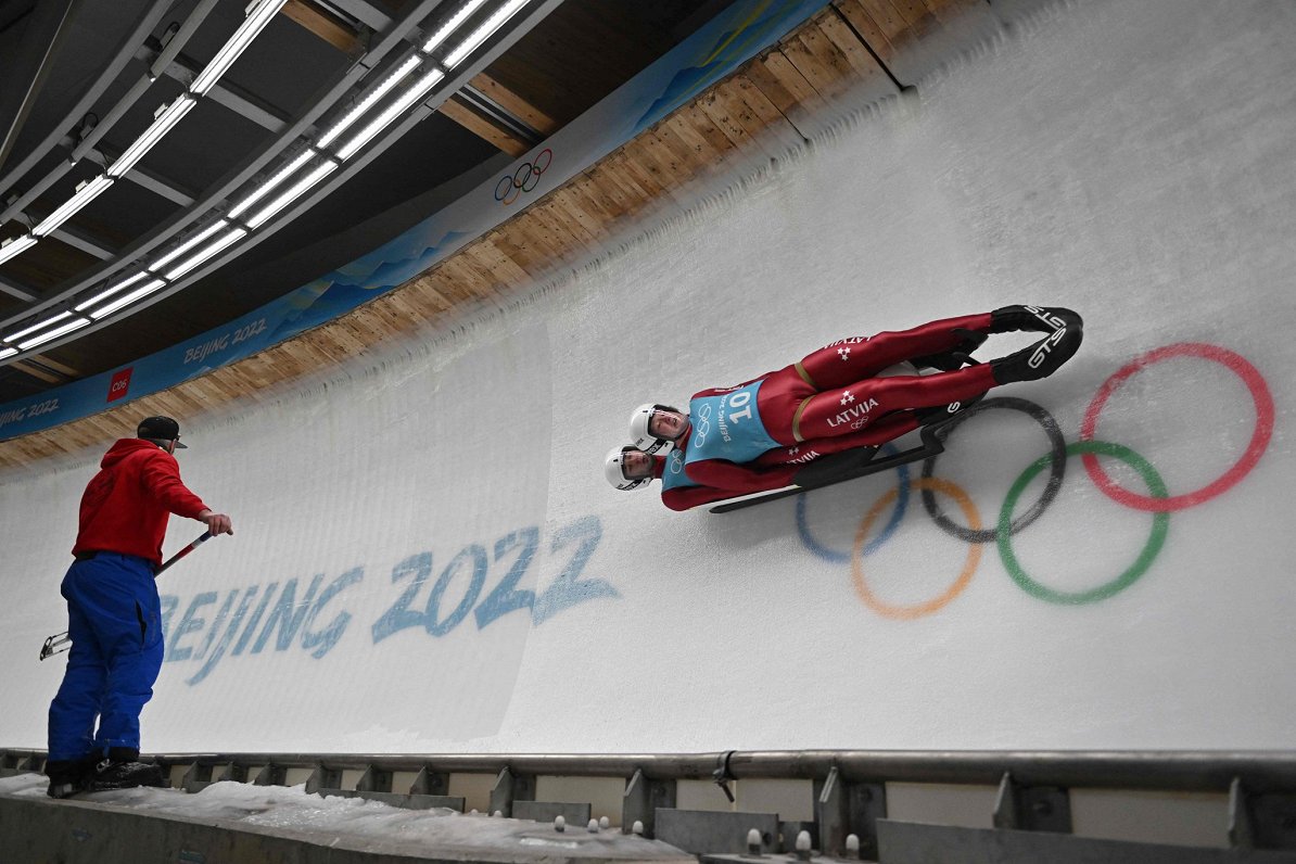 Mārtiņš Bots un Roberts Plūme treniņbraucienā Pekinas olimpisko spēļu trasē