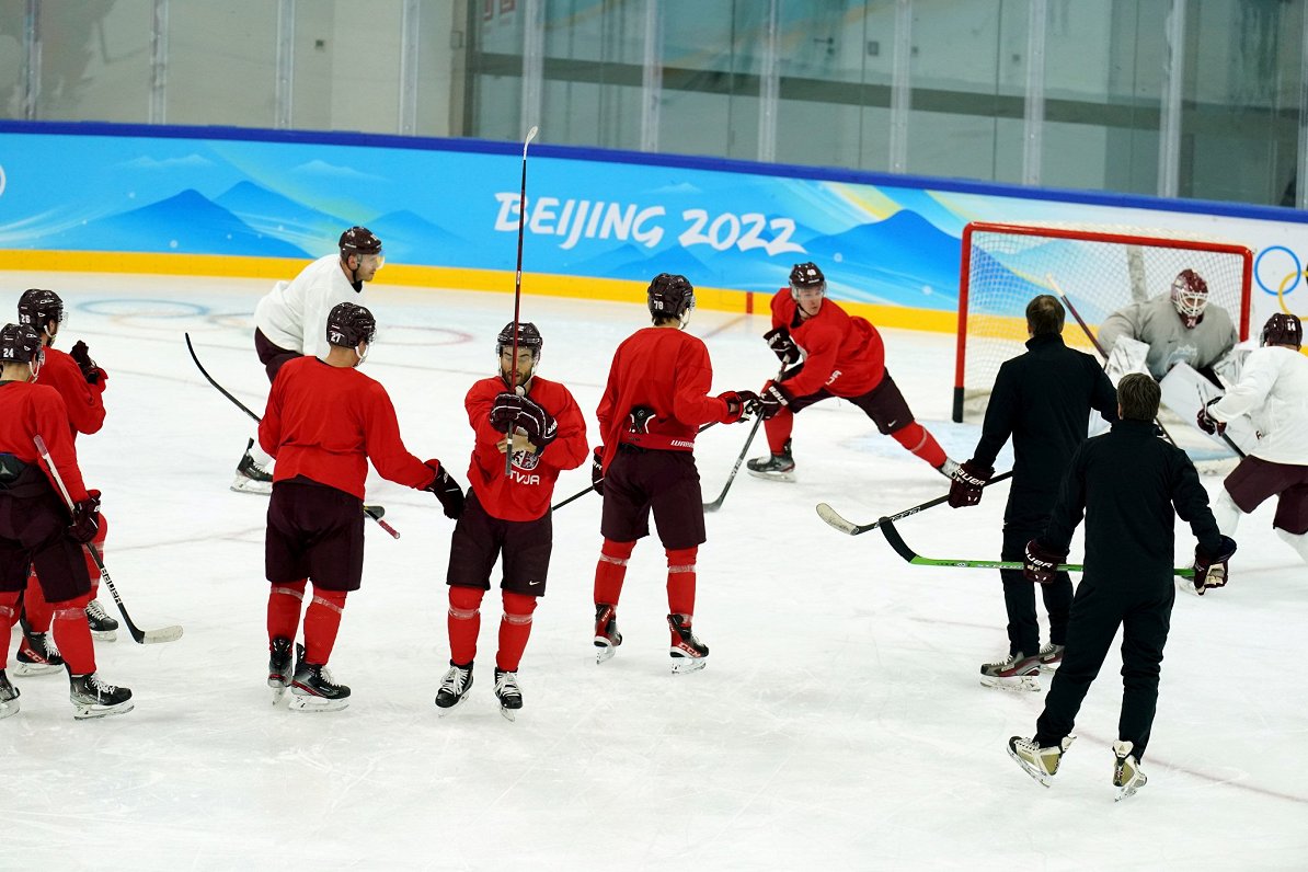 Latvijas hokeja izlase treniņā Pekinas olimpiskajās spēlēs