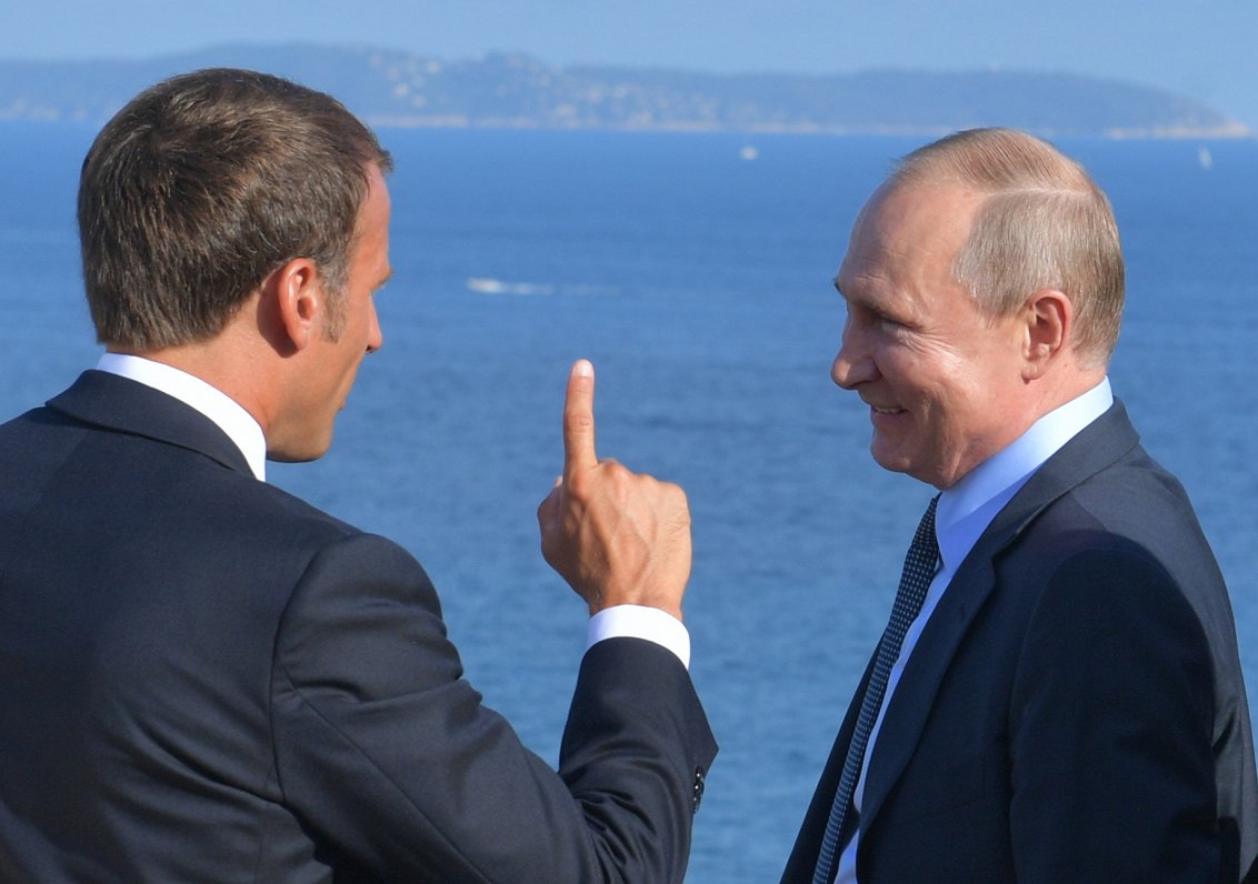 Francijas prezidents Emanuels Makrons un Krievijas prezidents Vladimirs Putins tikšanās laikā 2019....