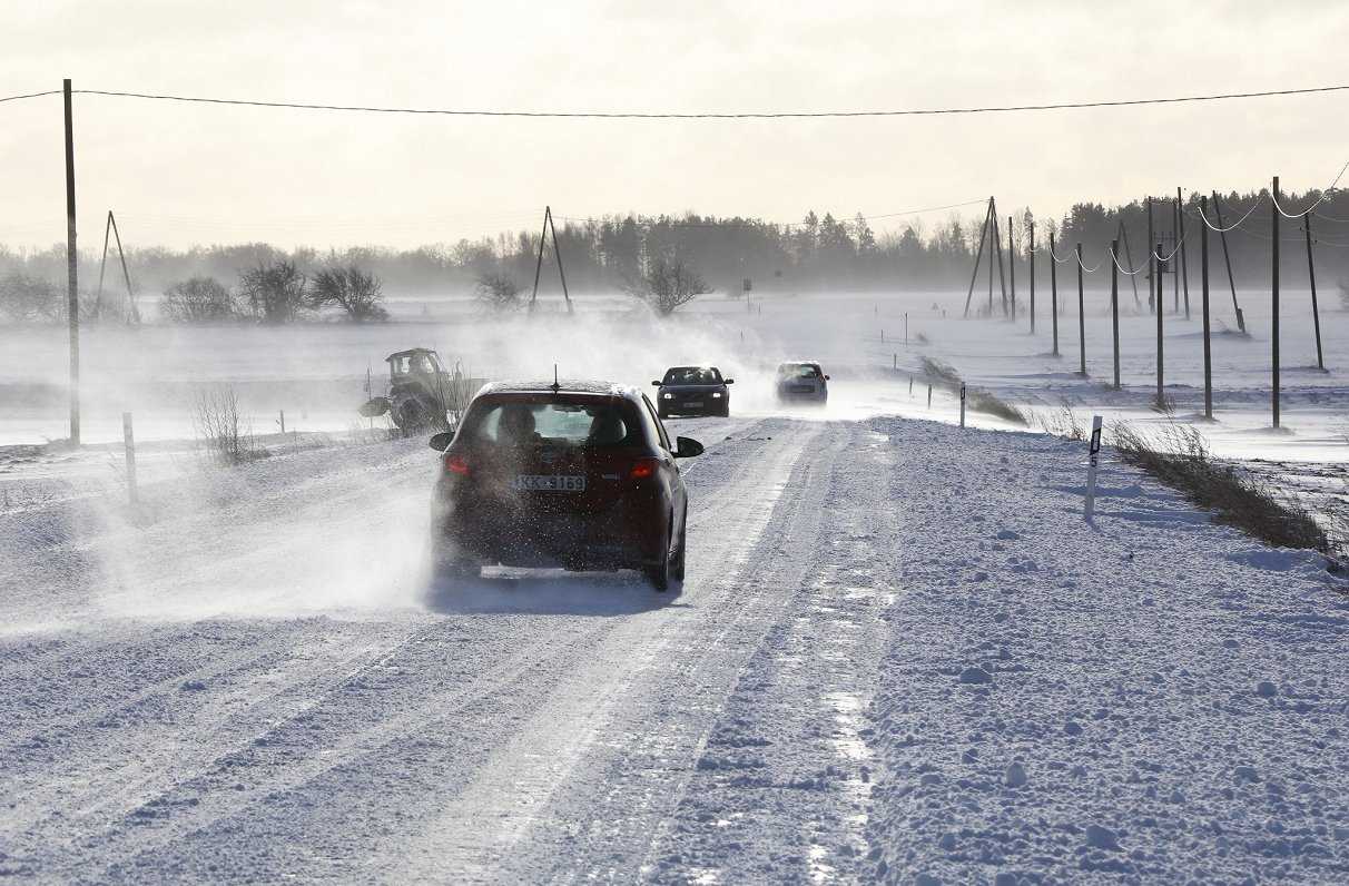 Snigšanas dēļ šorīt apgrūtināta braukšana lielākajā daļā Latvijas teritorijas
