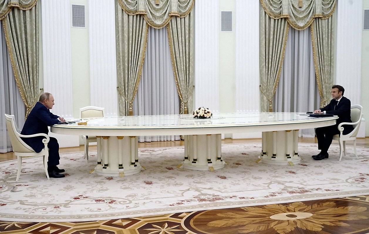Francijas prezidents Emanuels Makrons pie sarunu galda ar Krievijas vadoni Vladimiru Putinu, neilgi...
