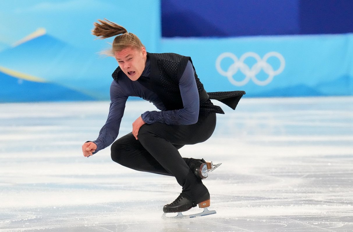 Daiļslidotājs Deniss Vasiļjevs īsajā programmā Pekinas ziemas olimpiskajās spēlēs