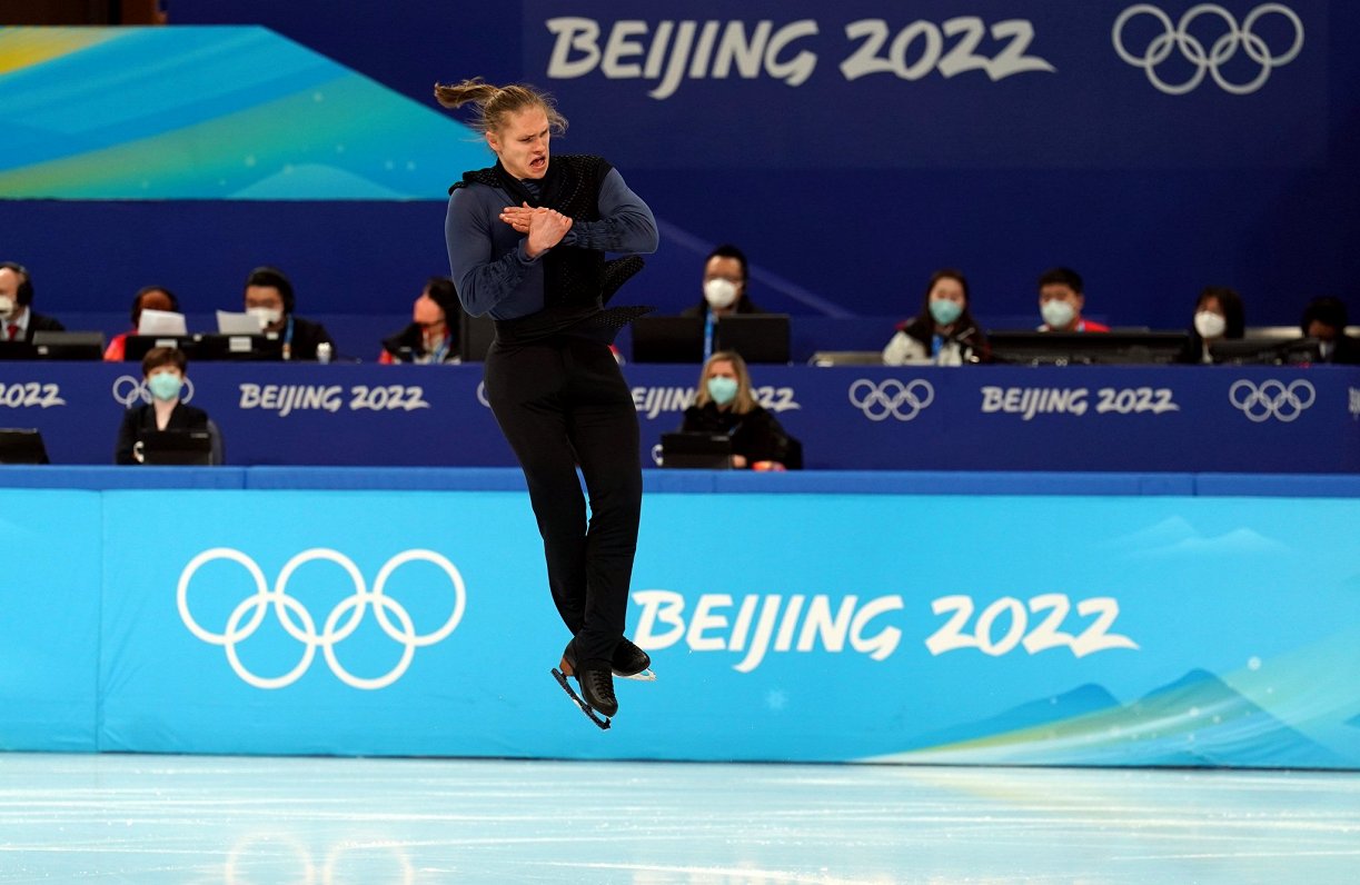 Daiļslidotājs Deniss Vasiļjevs īsajā programmā Pekinas ziemas olimpiskajās spēlēs