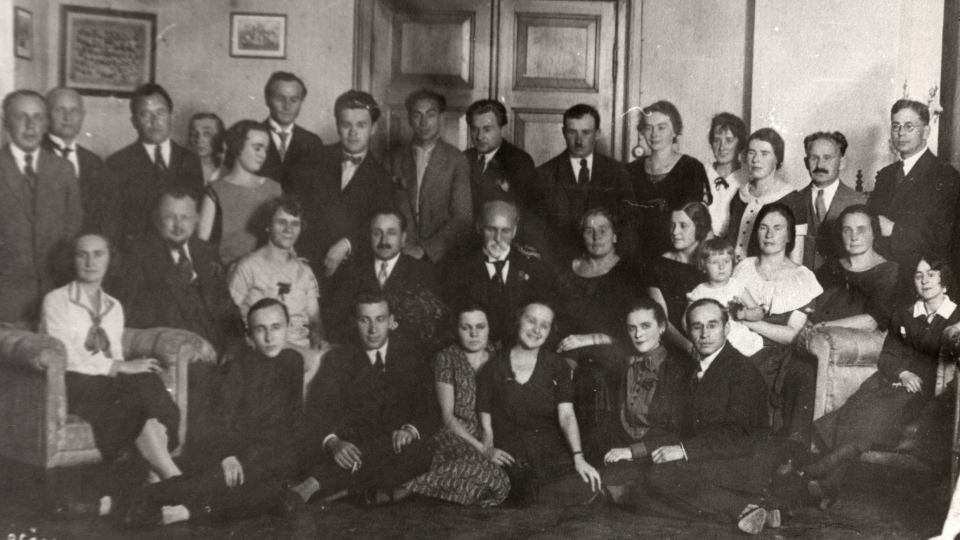 Райнис в кругу учителей и артистов на торжествах в честь его 60-летия в Лиепае 20 сентября 1925 г.