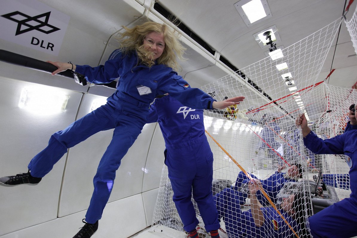 Kristīne Dannenberga izbauda bezsvara stāvokli paraboliskā lidojuma laikā.