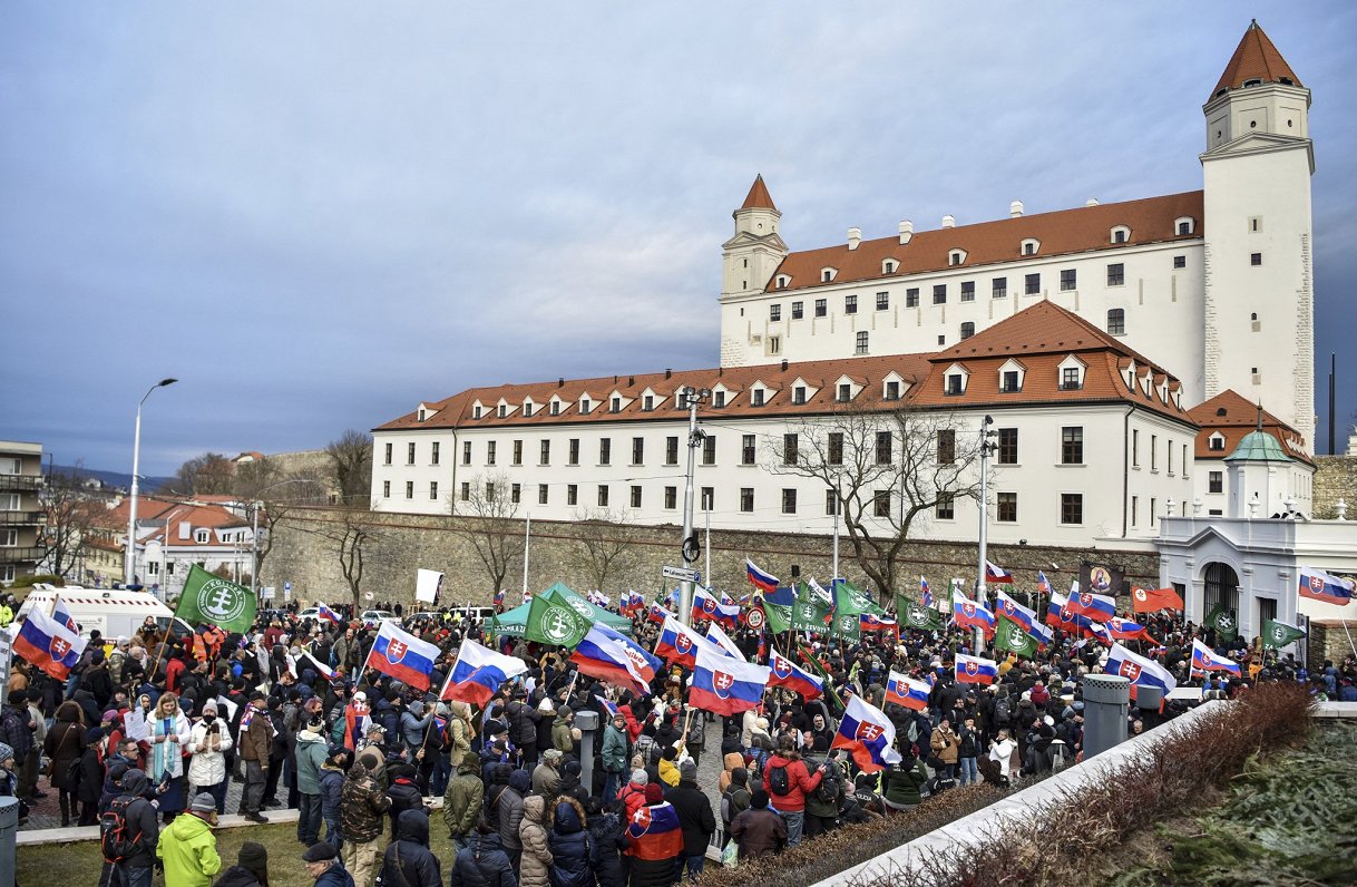 Protesta akcija pie Slovākijas parlamenta pret aizsardzības līgumu ar ASV