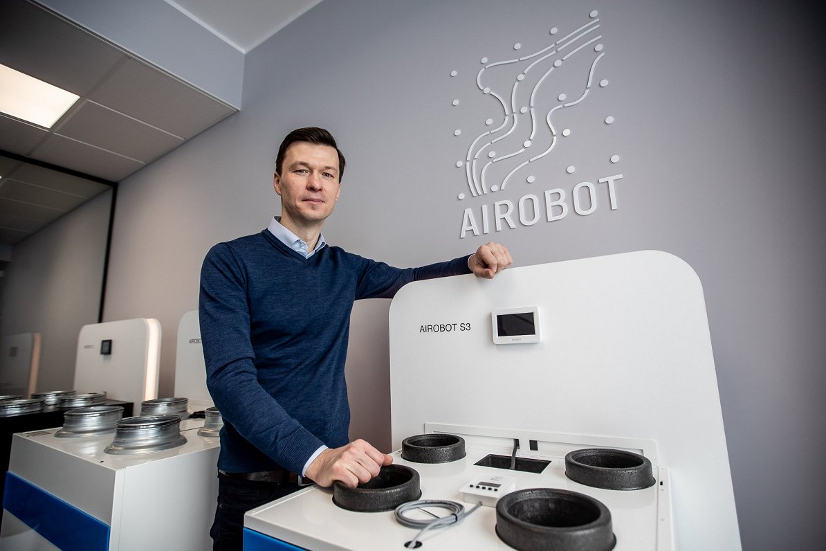 Igaunijas gaisa tehnoloģiju uzņēmuma &quot;Airobot&quot; vadītājs pie produkcijas stenda.