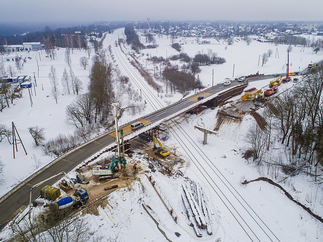 Pārvada būvniecība uz Vidzemes šosejas Siguldā.