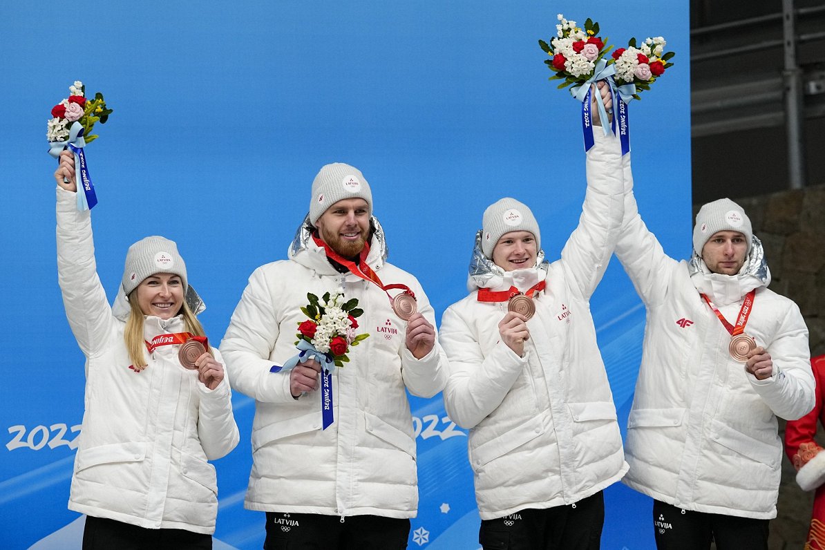 Олимпийская команда саночников на вручении медалей в Пекине