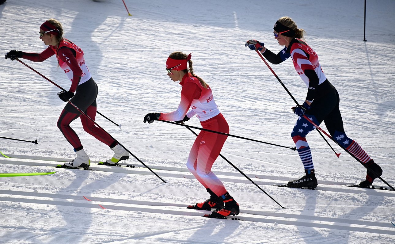 Лыжи женские гонки. Лыжные гонки Олимпийские игры. Эстафеты на лыжах. Лыжная эстафета. Женские лыжные гонки.