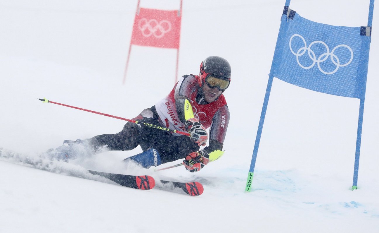 Miks Zvejnieks milzu slalomā Pekinas olimpiskajās spēlēs