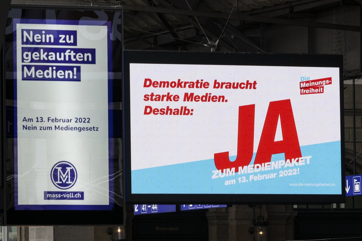 Politisko kampaņu plakāti Šveicē par valdības plānu finansiāli atbalstīt privātos medijus