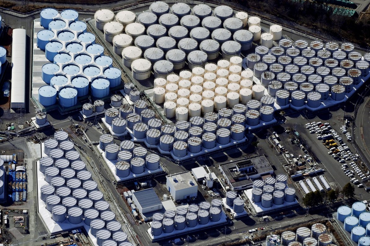 Attīrīts radioaktīvais ūdens glabājas aptuveni tūkstoš tvertnēs avarējušās Fukušimas atomelektrostac...