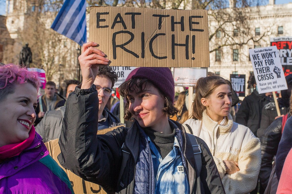Londonā, Lielbritānijā protesti pret dzīves dārdzību (12.02.2022.)