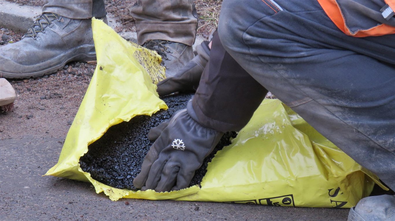 Vilces ceļa posma asfaltā izmanto nolietotas riepas un plastmasu
