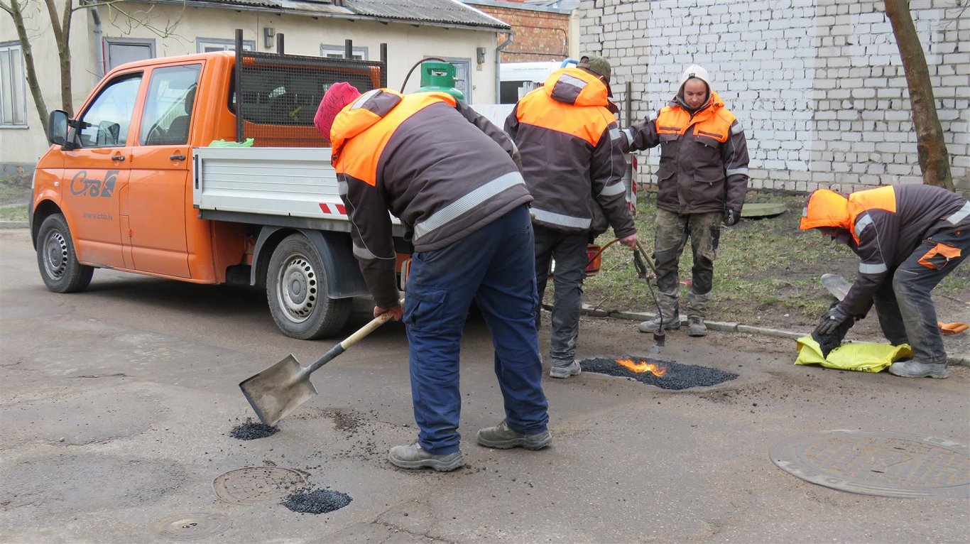 Аварийный ремонт дорожного покрытия в Лиепае