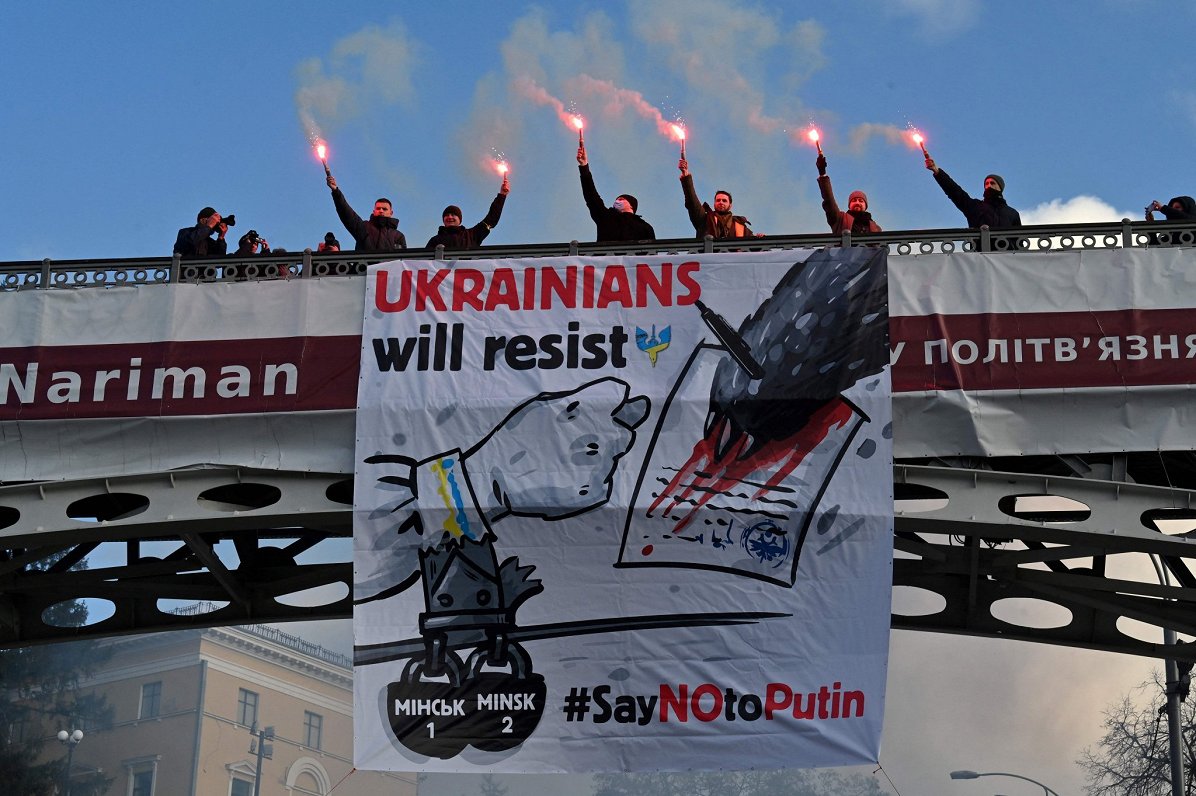 Kijevā plakāts ar tekstu &quot;Ukraiņi pretosies. Teiksim &quot;nē&quot; Putinam&quot;. Attēls ilust...