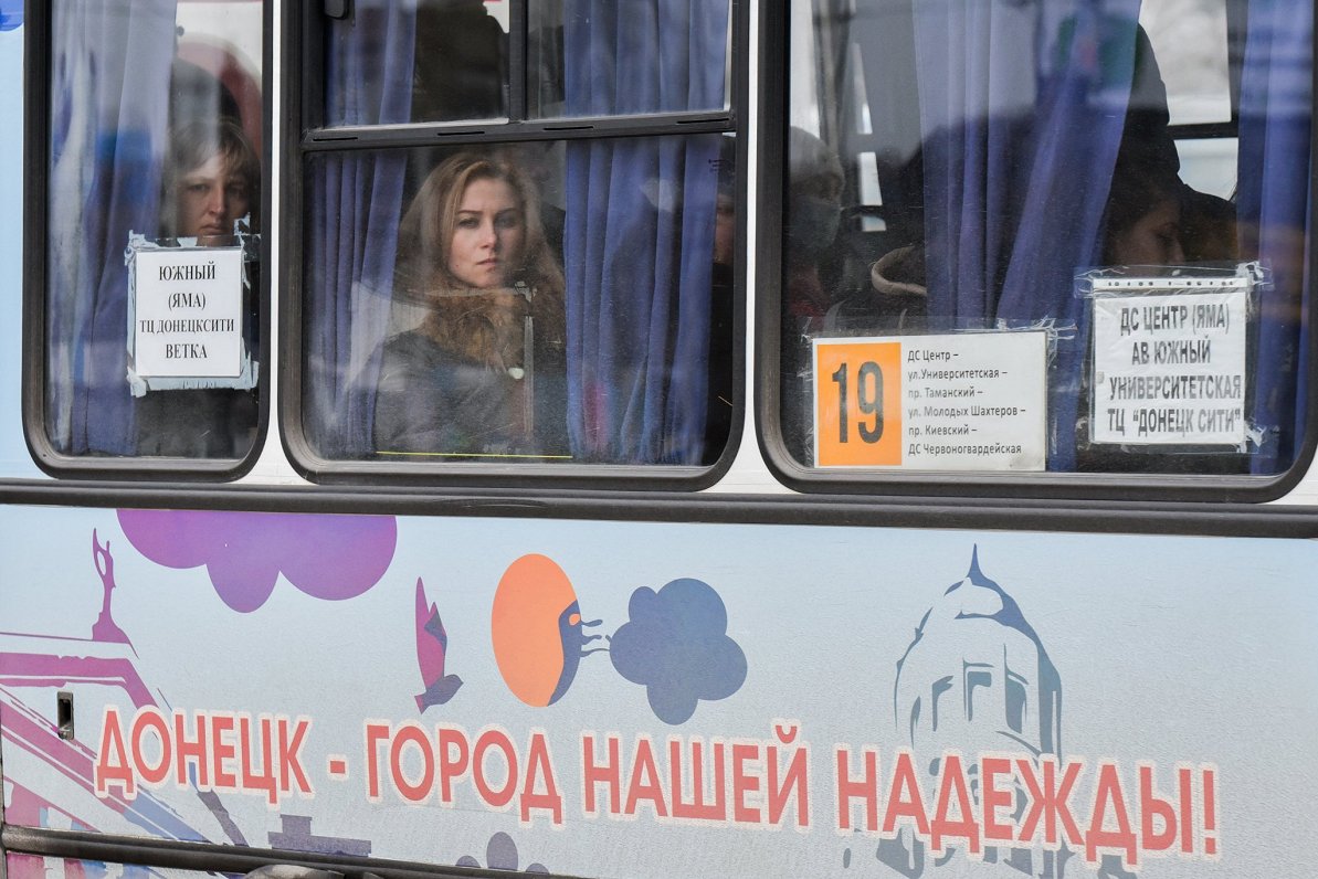 Pasažieru autobuss prokrievisko separātistu kontrolētās Doņeckas teritorijā ar lozungu &quot;Doņecka...